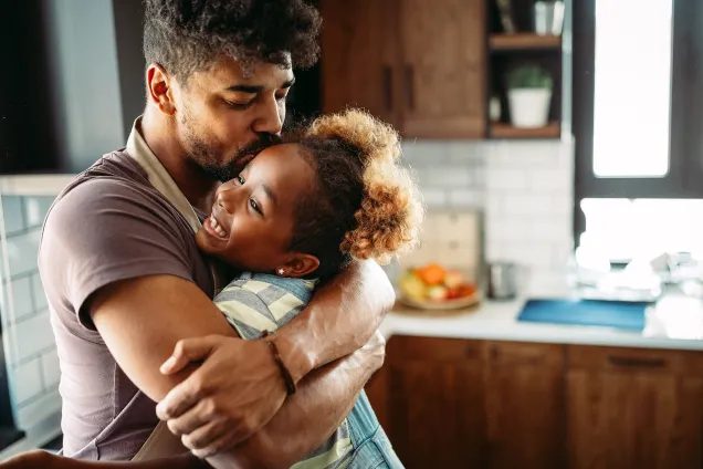 papa et fille heureux dans la cuisine
